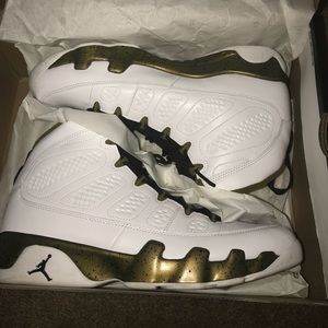 Air Jordan 9 Statue (Size 10.5)